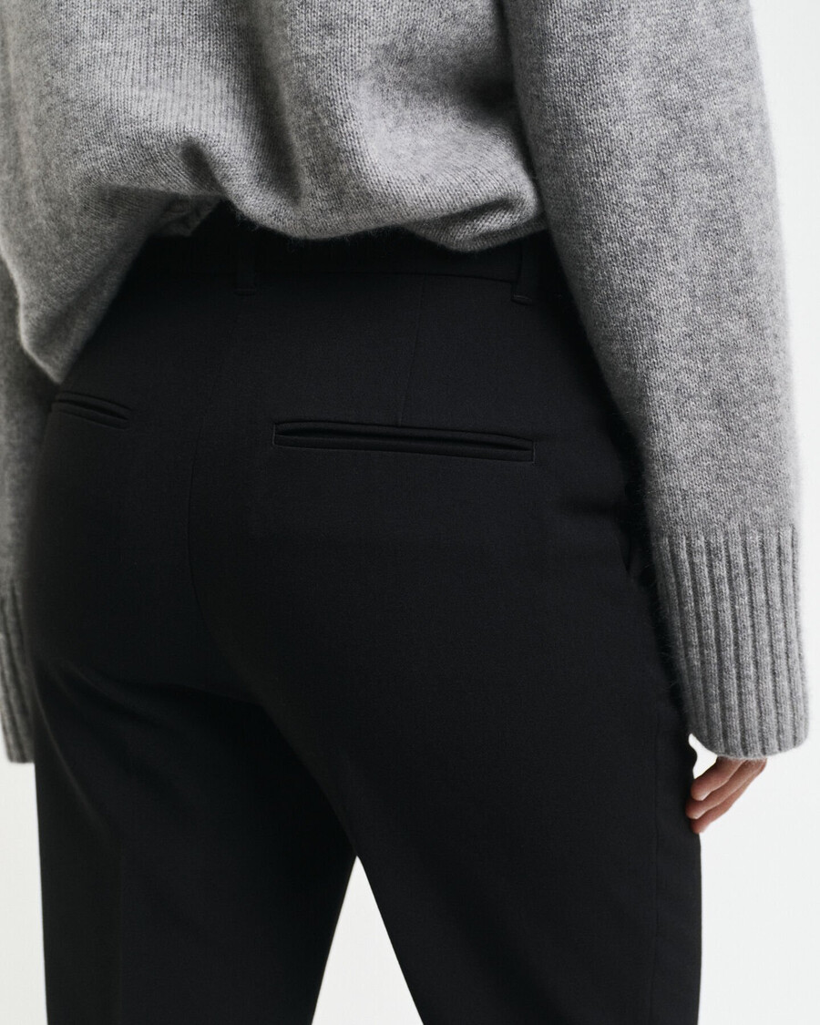 pantalones acampanados de corte entallado - negro