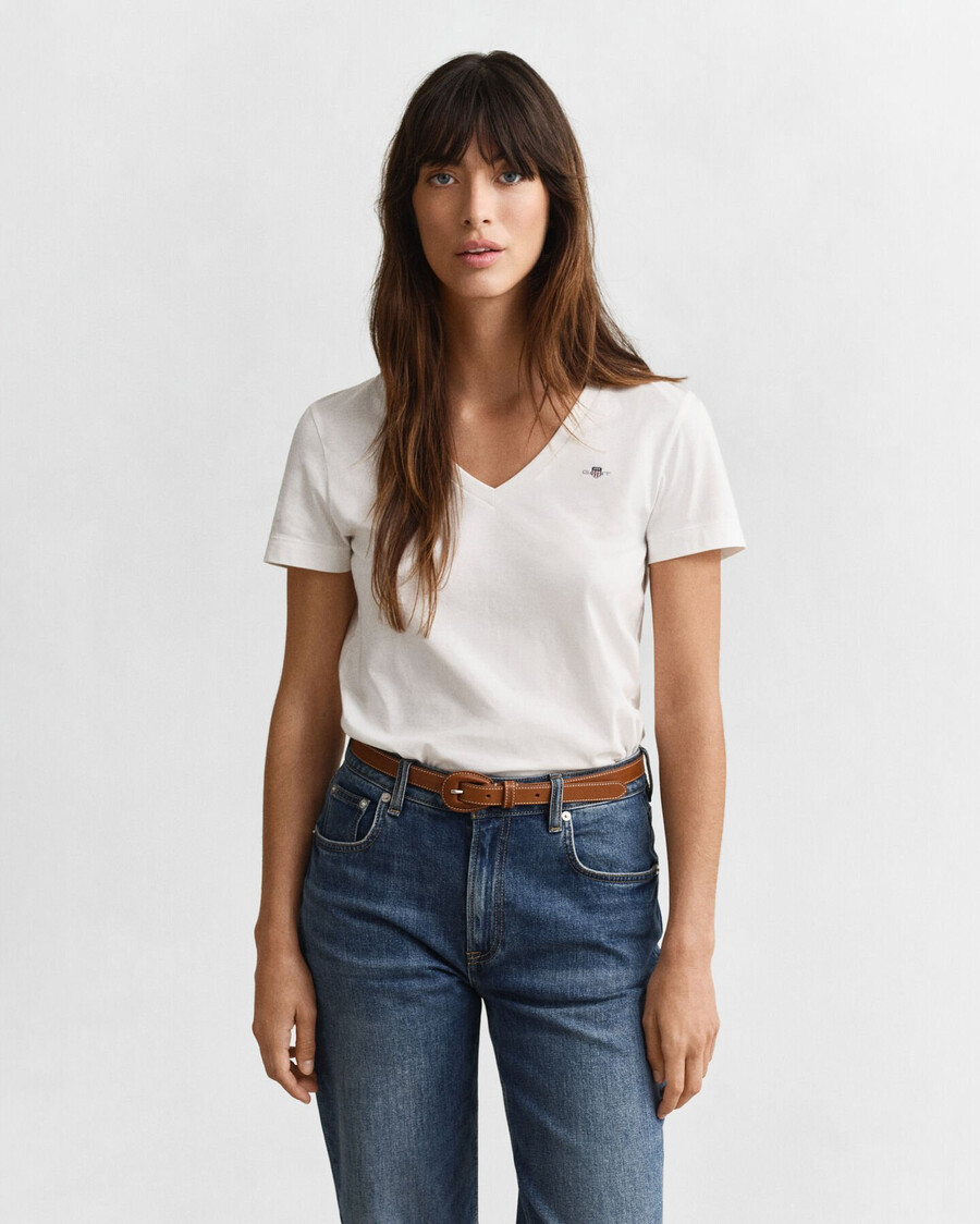 camiseta con cuello en v y escudo - blanca