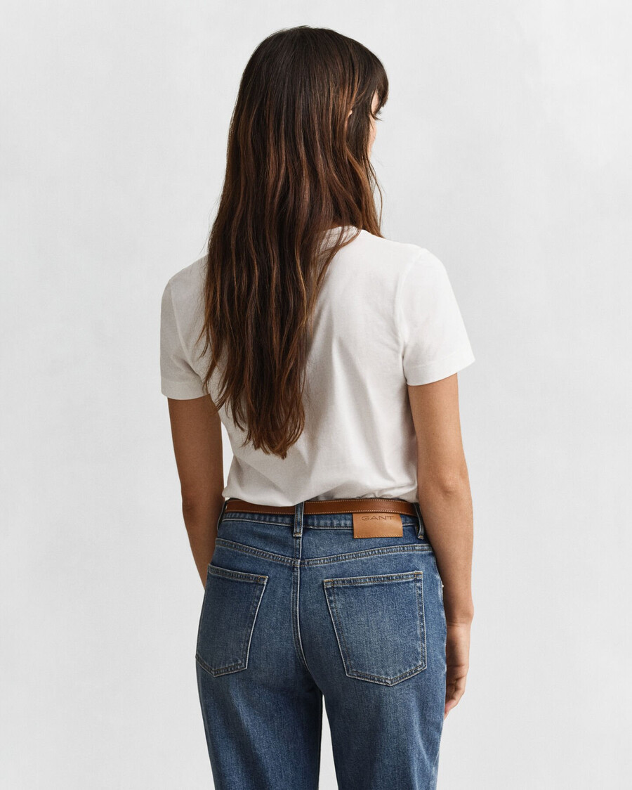 camiseta con cuello en v y escudo - blanca