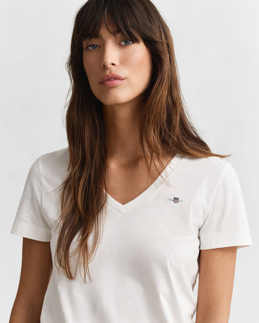 camiseta con cuello en v y escudo - blanca