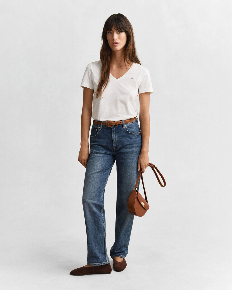 camiseta con cuello en v y escudo - blanca