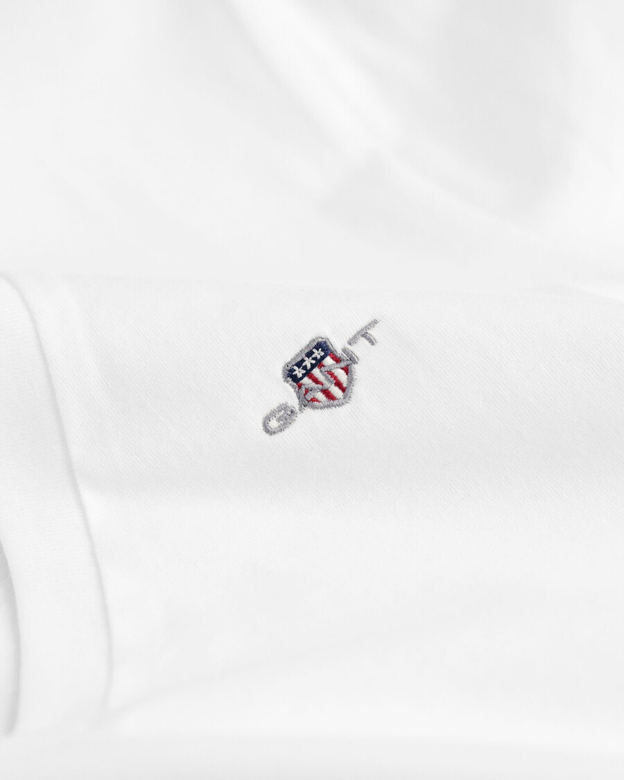 camiseta con cuello en v y escudo - blanca