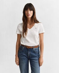 camiseta con cuello en v y escudo - blanca
