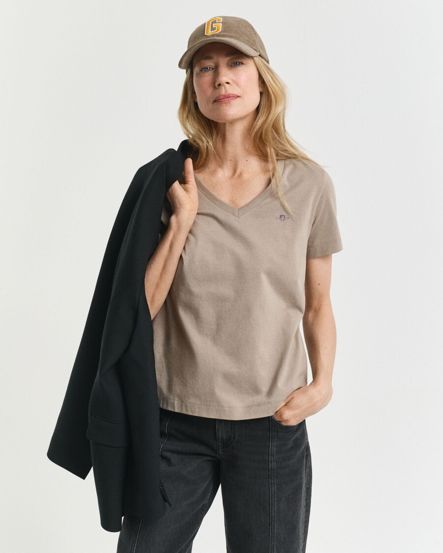 camiseta de cuello en v con escudo - beige topo