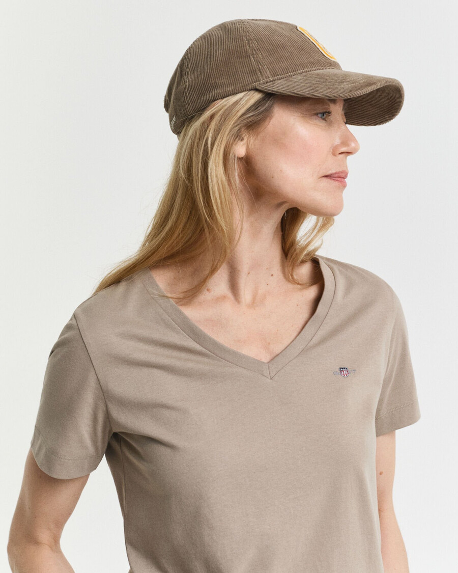 camiseta de cuello en v con escudo - beige topo