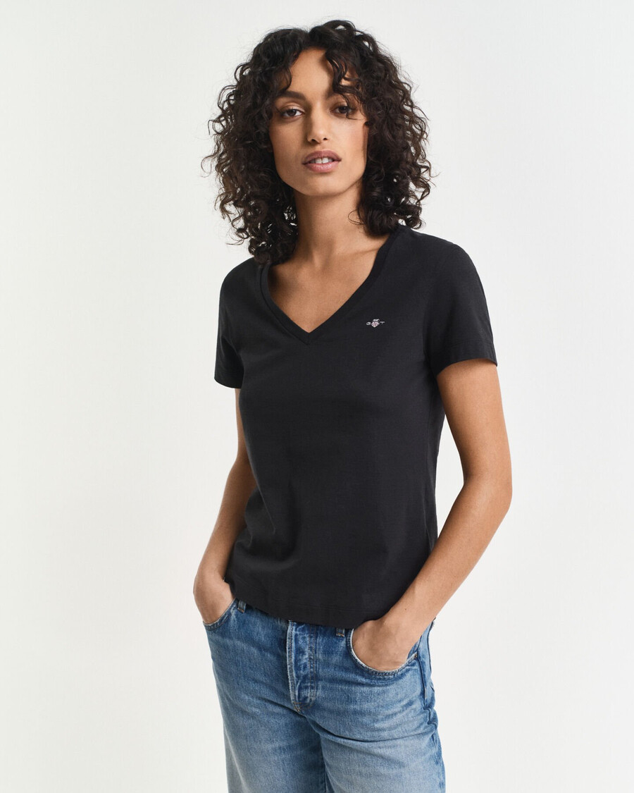 camiseta con cuello en v y escudo - negra