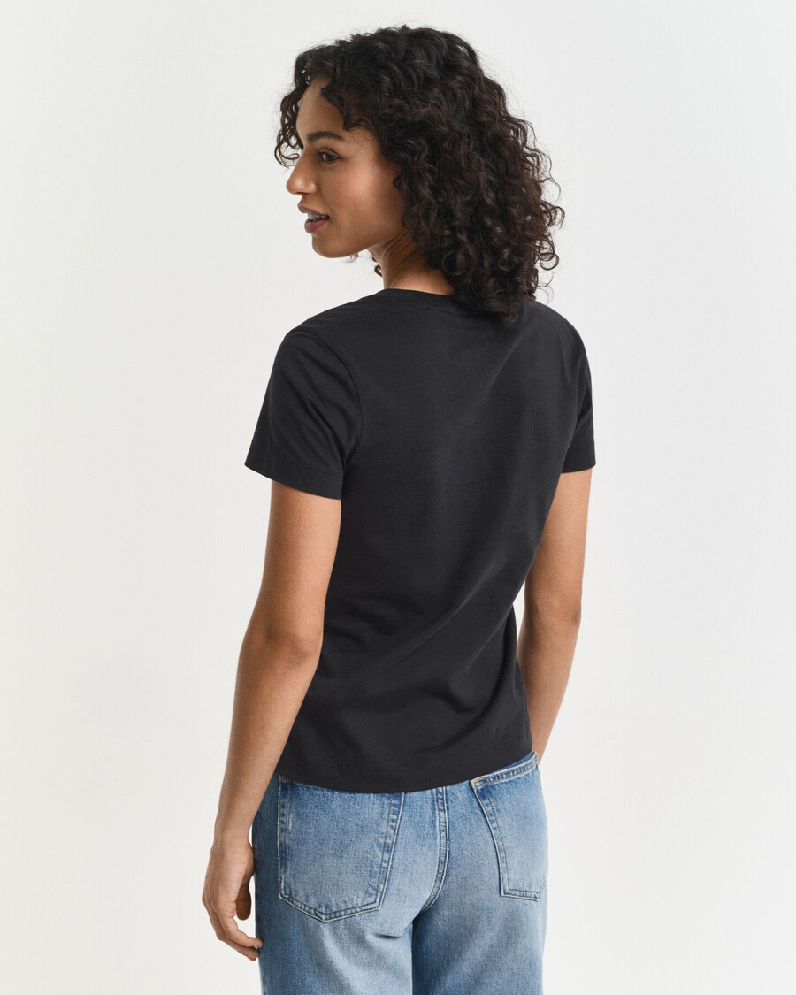 camiseta con cuello en v y escudo - negra