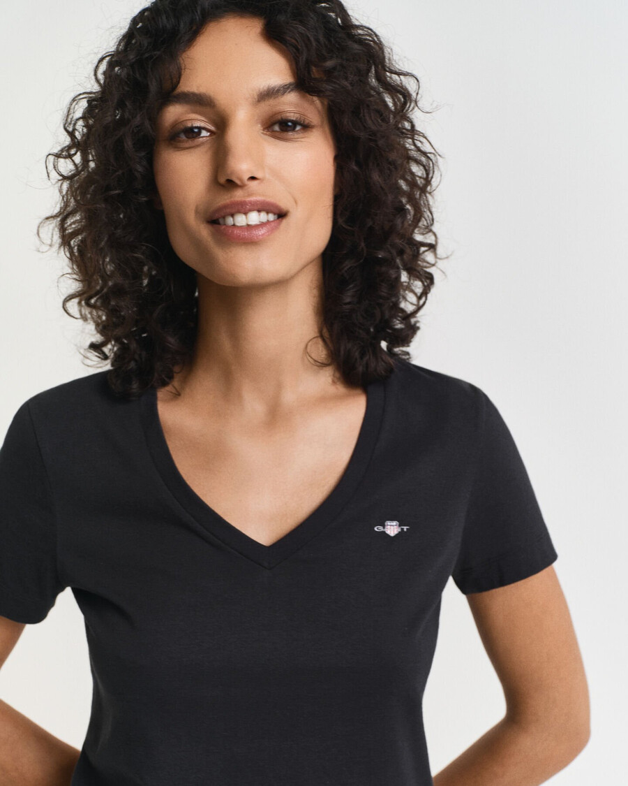 camiseta con cuello en v y escudo - negra
