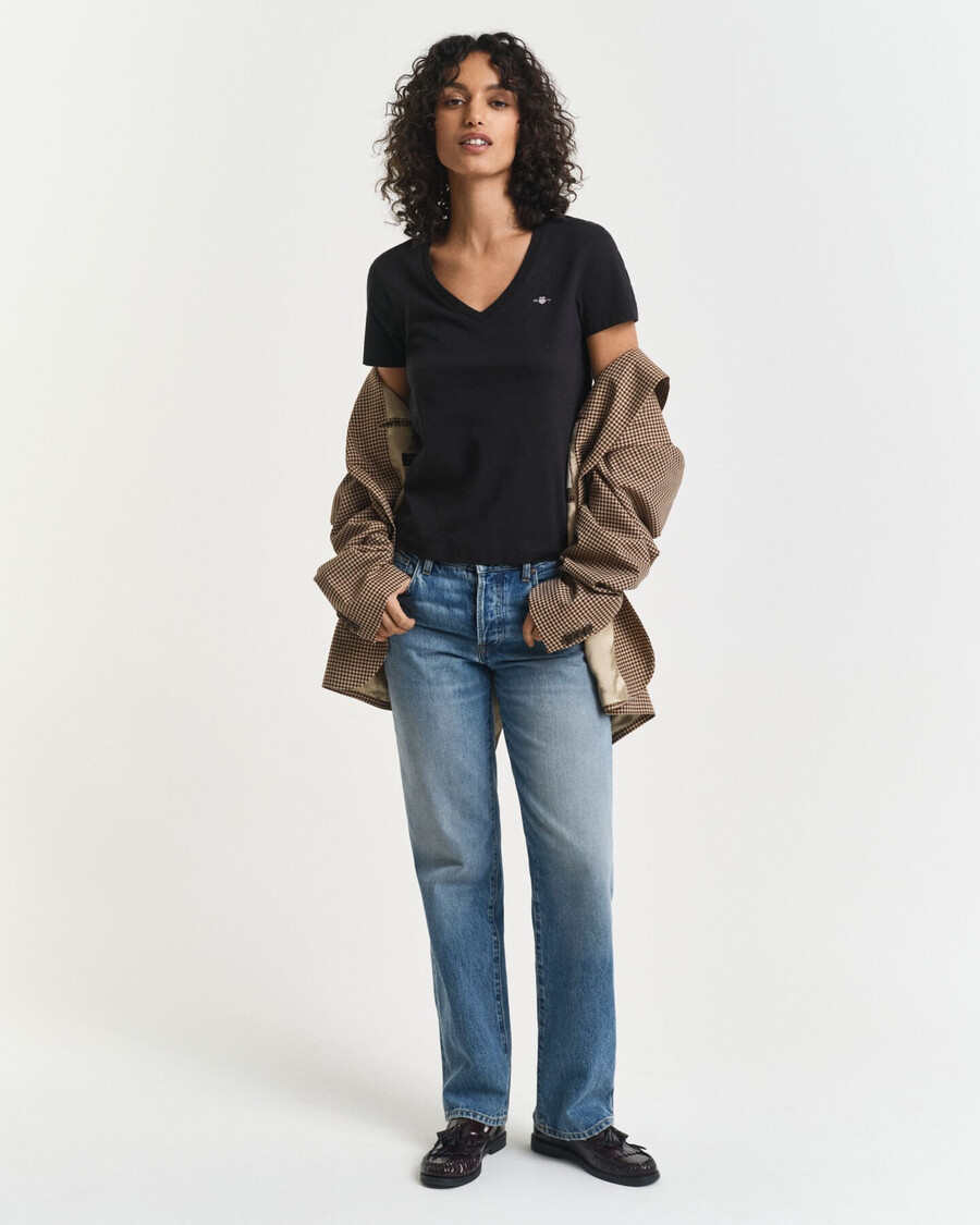 camiseta con cuello en v y escudo - negra