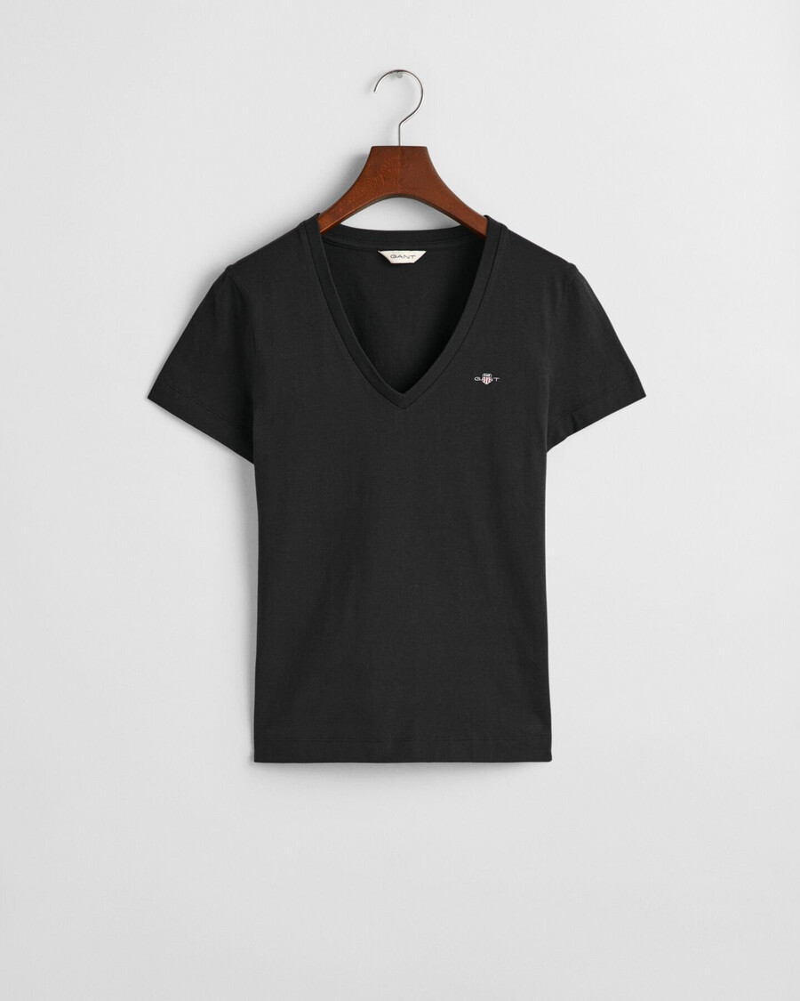camiseta con cuello en v y escudo - negra