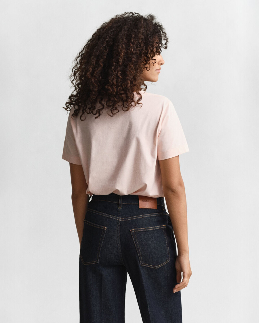 camiseta de cuello en v con escudo - rosa albaricoque
