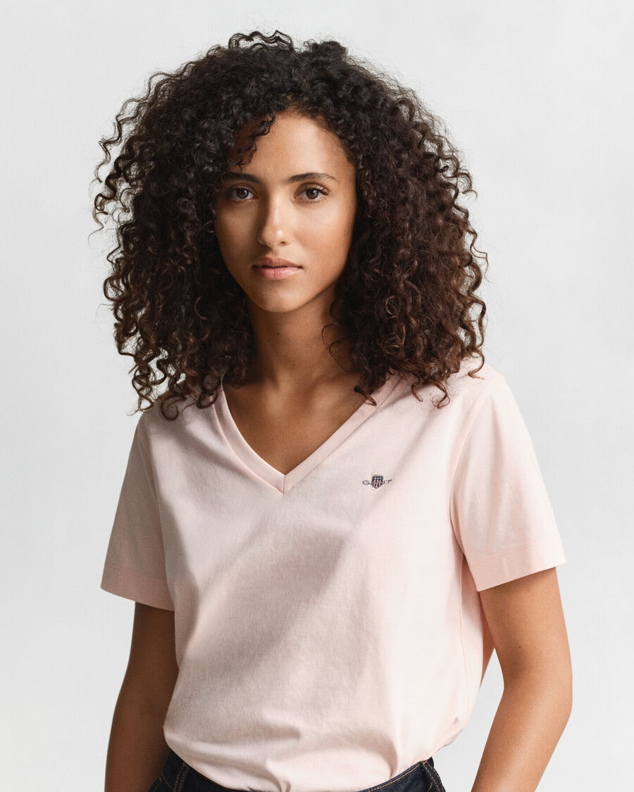 camiseta de cuello en v con escudo - rosa albaricoque