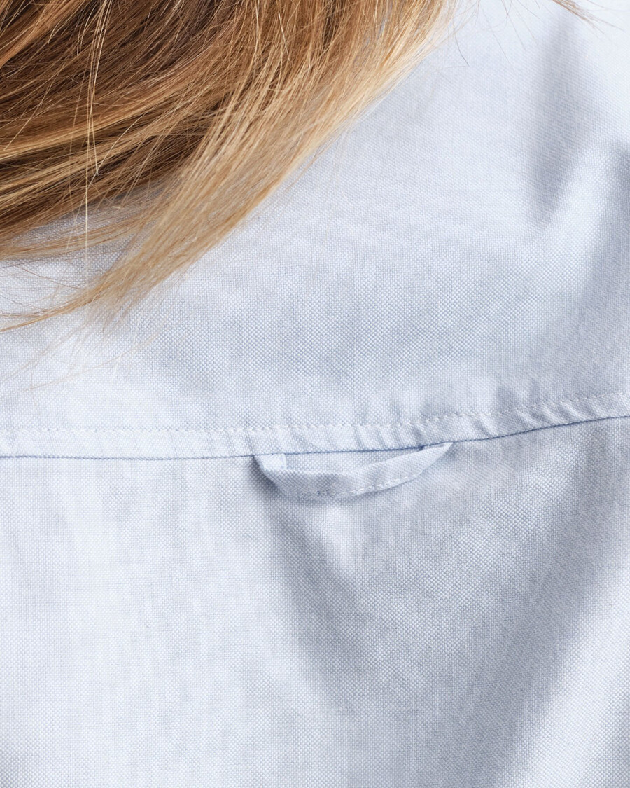 camisa oxford elástica de corte entallado - azul claro