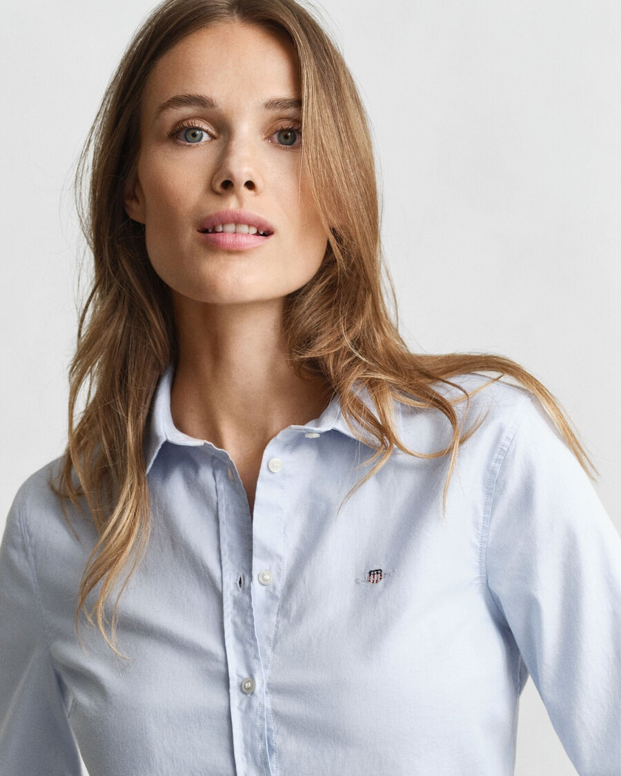 camisa oxford elástica de corte entallado - azul claro