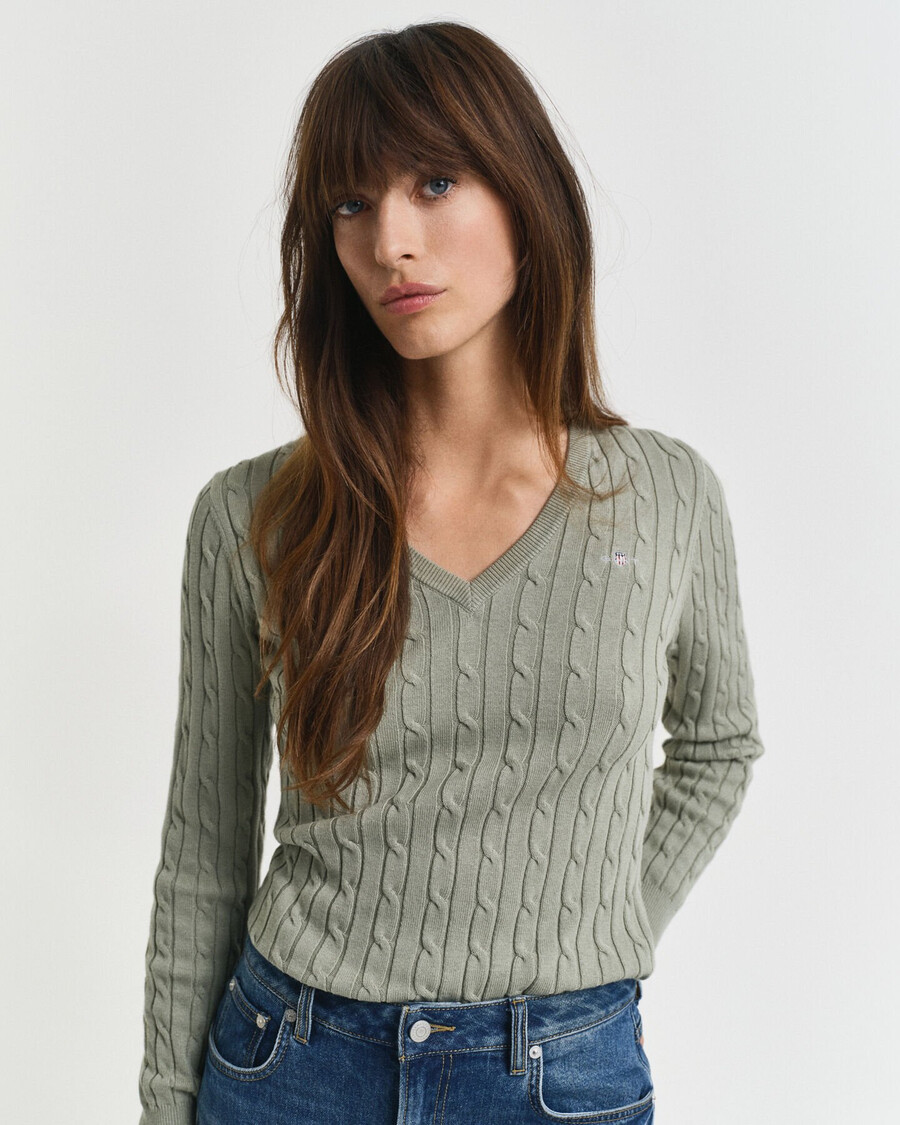 suéter de punto trenzado de algodón elástico con cuello en v - faded sage